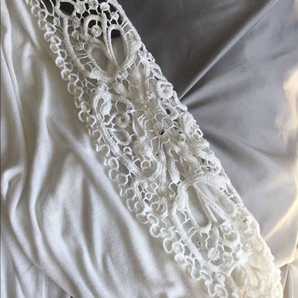 White top with beautiful cutout sleeve detail - Picture 3 of 3